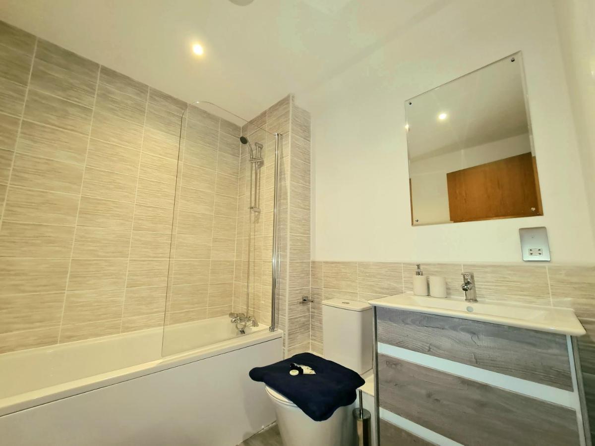 Exquisite Cosy 2-Bed Apartment In Salford Manchester Exterior photo
